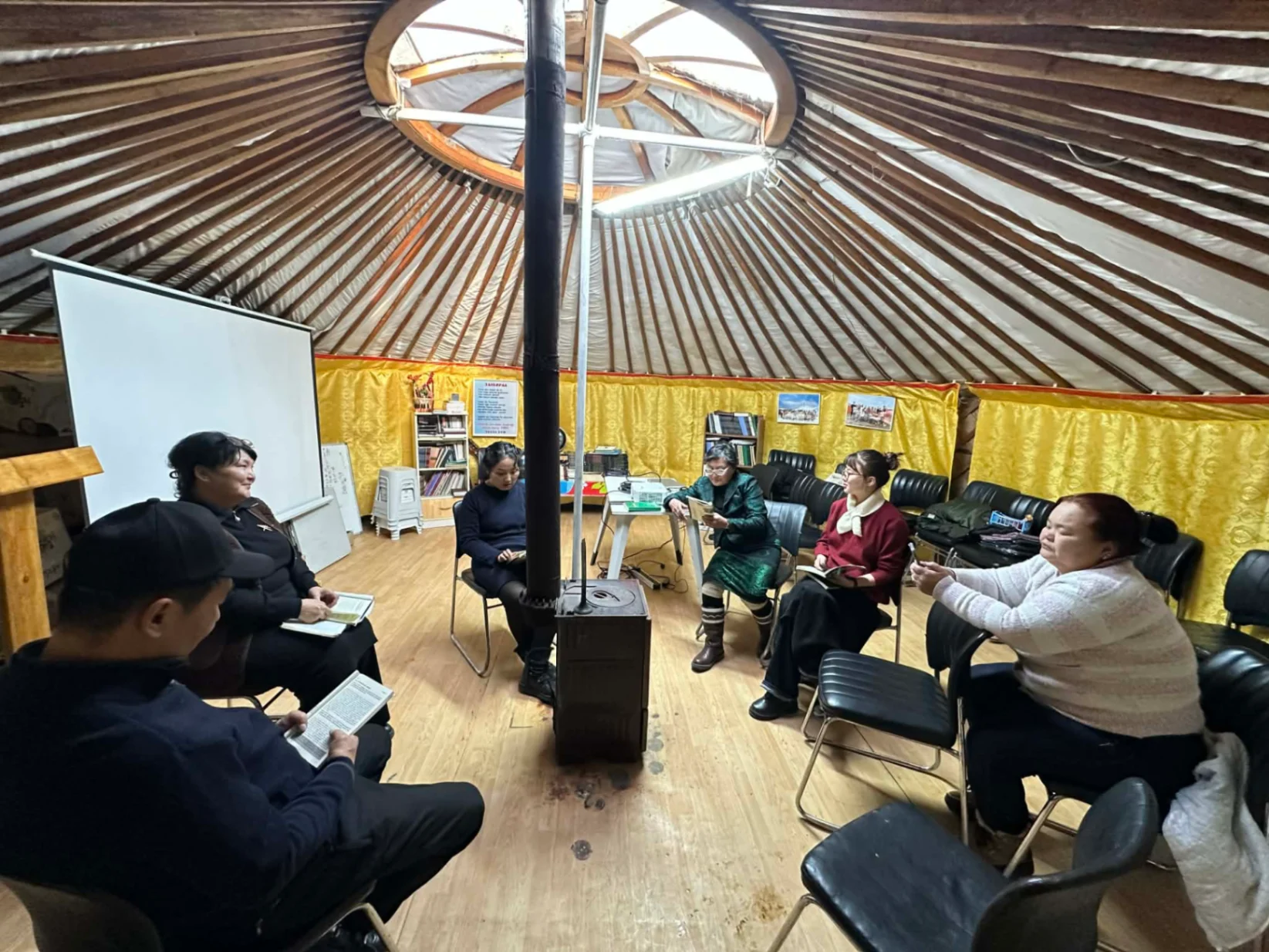 “АЙЛААС АЙЛД САЙН МЭДЭЭ, ЗҮРХНЭЭС ЗҮРХЭНД ХАЙР”