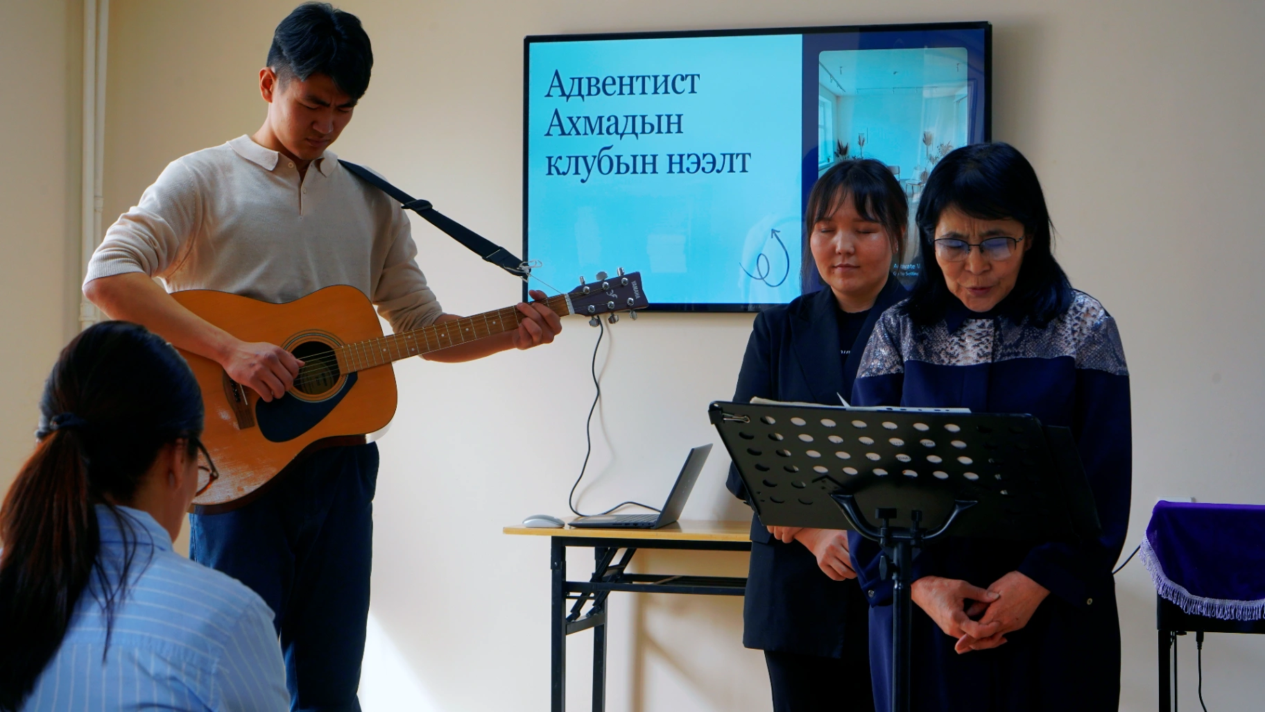 АХМАДЫН КЛУБ НЭЭГДЭЖ, АХМАДУУДЫГ ИДЭВХТЭЙ ҮЙЛЧЛЭХИЙГ УРИАЛАВ