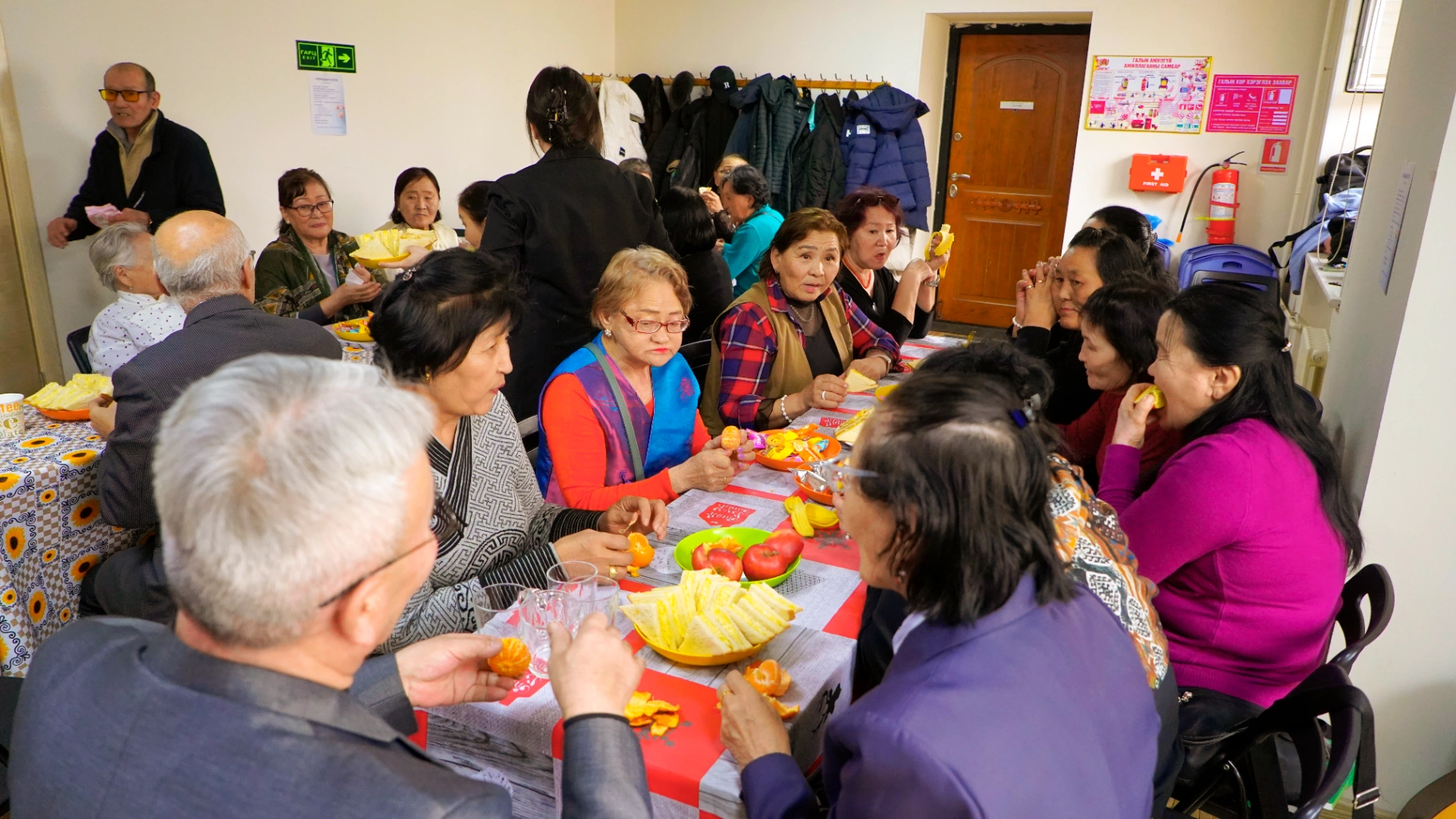 АХМАДЫН КЛУБ НЭЭГДЭЖ, АХМАДУУДЫГ ИДЭВХТЭЙ ҮЙЛЧЛЭХИЙГ УРИАЛАВ